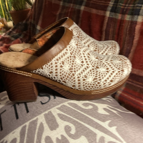 Korks Nora Clogs Size 9 M Crochet Floral Mules Boho 70s Faux Wood heel new - Picture 2 of 7